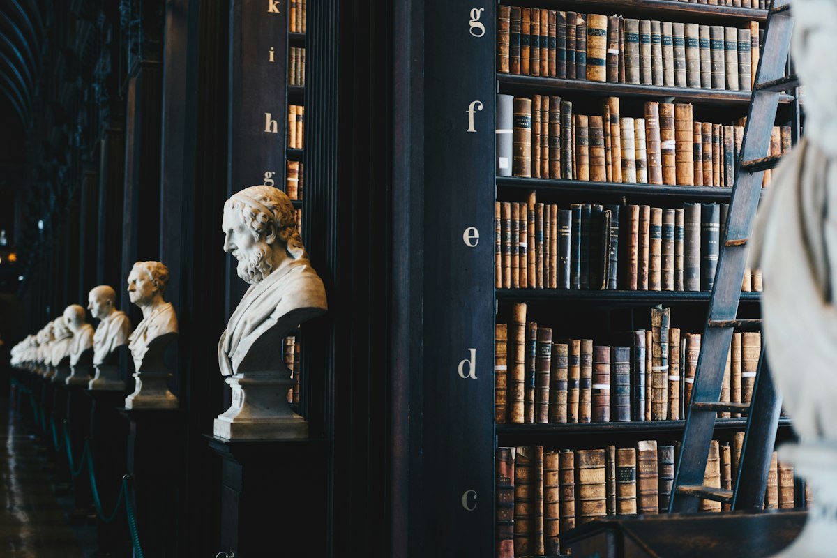 Estantería con libros de derecho en una biblioteca jurídica