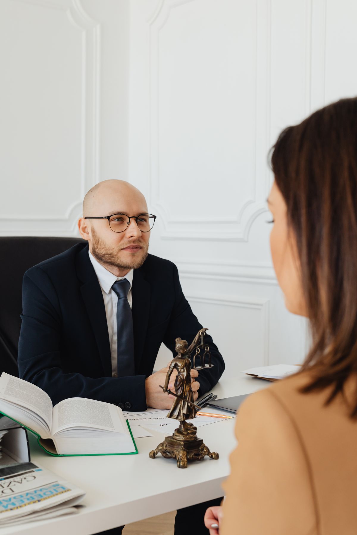 Abogado consultando con clientes en una oficina legal