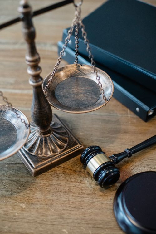 Balanza de la justicia y mazo sobre un escritorio de madera