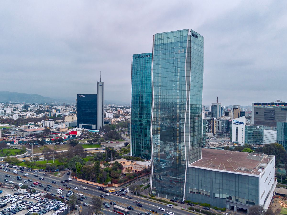 Vista aérea del horizonte urbano moderno de Lima, Perú, con edificios y cielo despejado