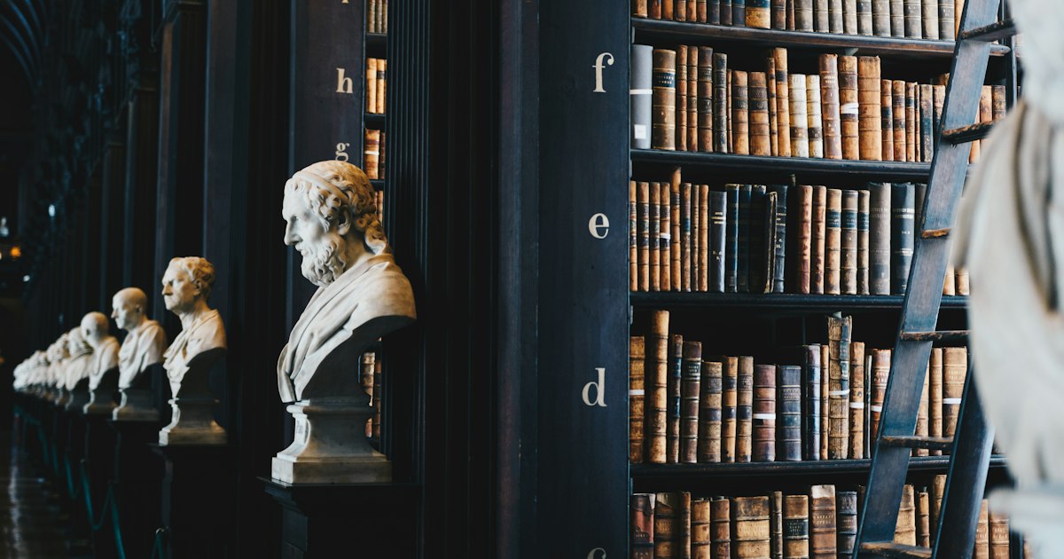 Libros de derecho antiguos apilados en una biblioteca jurídica
